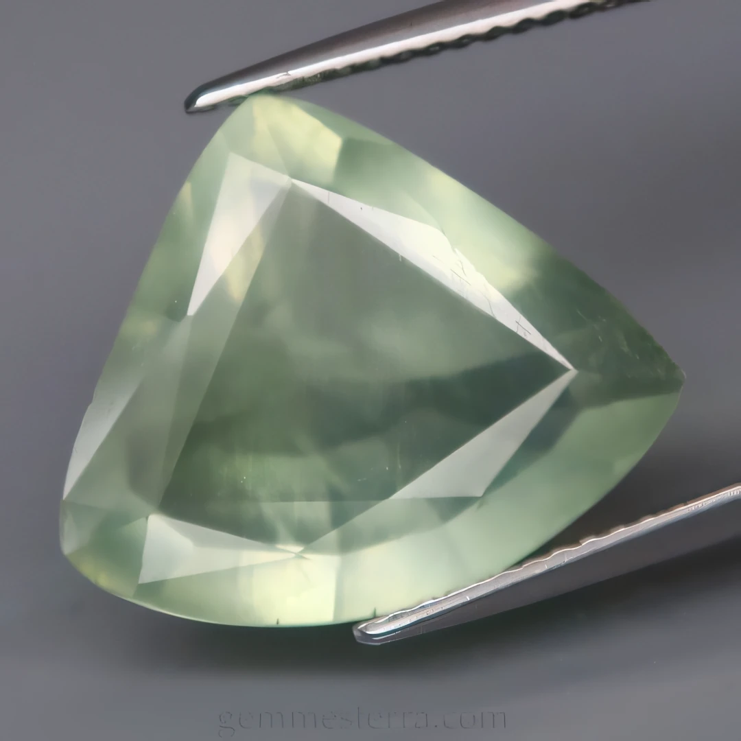 Prehnita: La gema de suave brillo perlado